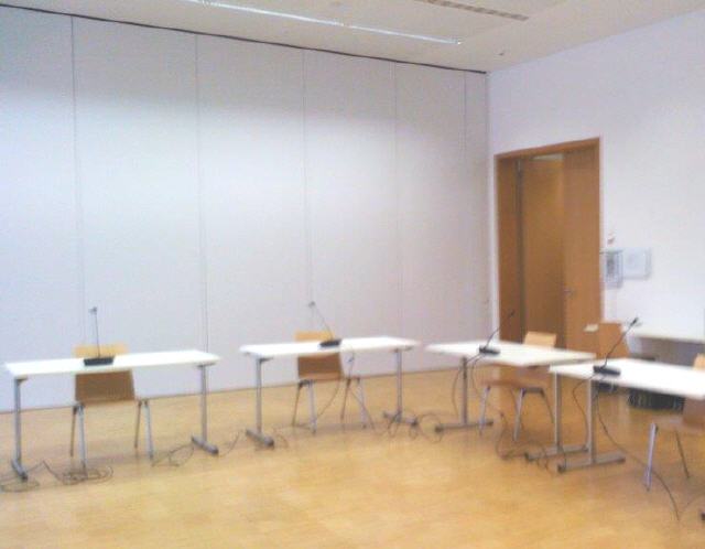 Konferenzaufbau mit 2m Abstand
